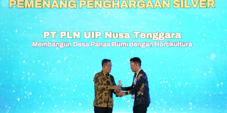 General Manager PLN UIP Nusra, Bapak Rizki Aftarianto menerima penghargaan CSR & Pengembangan Desa Berkelanjutan dari Kementerian Desa, Pembangunan Daerah dan Transmigrasi (PDTT) di Jakarta.