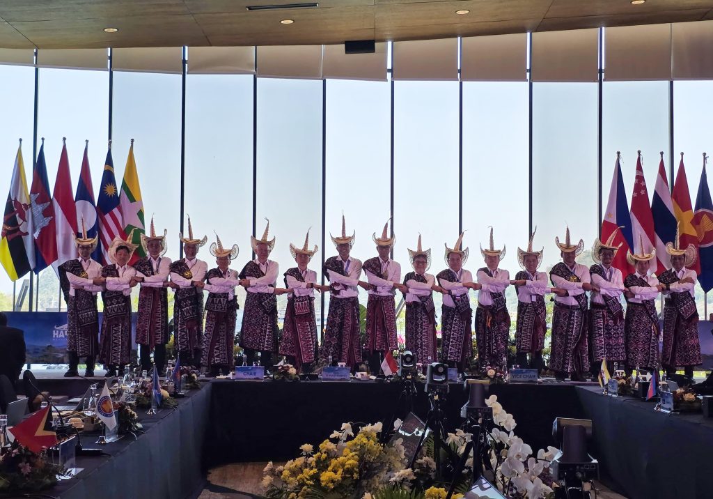 Foto bersama _Head of Delegations_ saat menghadiri _The 41st_ HAPUA _Council Meeting_ di Labuan Bajo, Kabupaten Manggarai Barat, Nusa Tenggara Timur, sebagai wujud kolaborasi lintas negara Asia Tenggara dalam memperkuat sistem interkoneksi kelistrikan di kawasan.