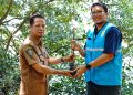 Penyerahan Simbolis Bibit Manggove oleh Manager K3L PLN UIP Nusra ke Kepala Desa Padak Guar Sambelia, 7 Oktober 2025