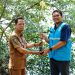 Penyerahan Simbolis Bibit Manggove oleh Manager K3L PLN UIP Nusra ke Kepala Desa Padak Guar Sambelia, 7 Oktober 2025