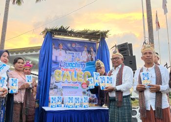 Bank NTR dan Pemerintah Kabupaten Lembata meluncurkan produk UMKM Jagung Titi Balek pada puncak perayaan HUT ke-26 Otonomi Daerah Kabupaten Lembata di halaman kantor Bupati Lembata, Minggu, 12 Oktober 2025.