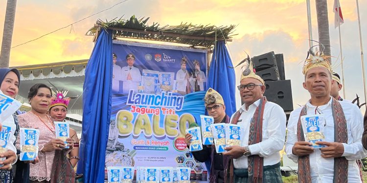 Bank NTR dan Pemerintah Kabupaten Lembata meluncurkan produk UMKM Jagung Titi Balek pada puncak perayaan HUT ke-26 Otonomi Daerah Kabupaten Lembata di halaman kantor Bupati Lembata, Minggu, 12 Oktober 2025.