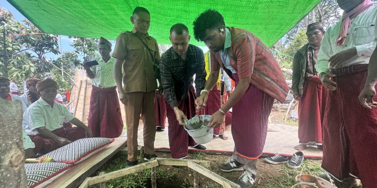 PT PLN (Persero) berkomitmen melestarikan budaya masyarakat adat di sekitar kawasan pengembangan Pembangkit Listrik Tenaga Panas Bumi (PLTP) Ulumbu Unit 5–6 Poco Leok. Bentuk dukungan tersebut diwujudkan melalui bantuan pembangunan Rumah Gendang Gonggor di Desa Wewo, Kecamatan Satar Mese, Kabupaten Manggarai, Nusa Tenggara Timur. Tampak dilakukan peletakan batu pertama pembangunan rumah Gendang Gonggor, Senin 13 Oktober 2025.