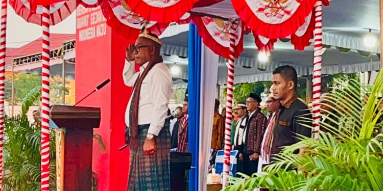 Bupati Lembata Petrus Kanisius Tuaq saat memimpin apel peringatan HUT ke-26 Otonomi Daerah Kabupaten Lembata, 12 Oktober 2025.