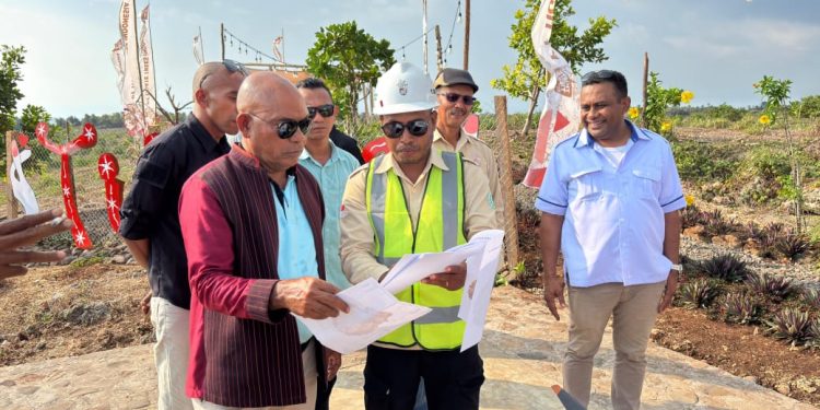 Pemerintah Kabupaten Lembata menjajaki kerja sama bidang pertanian dengan PT Tigate Trees Indonesia (TTI). Tampak Bupati Lembata P Kanisius Tuaq didampingi Ketua DPRD Lembata Syafrudin Sira sedang bersama Mr. Israh Ead di Sunset Point, Komplek Manajemen PT TTI, Waibao, Kecamatan Tanjung Bunga, Kabupaten Flores Timur, Kamis, 16 Oktober 2025.