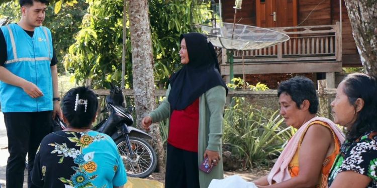 Tampak warga Dusun 4 Sungai Putih, Desa Bandar Jaya, Musi Banyuasin sedang berbincang dengan petugas PLN. Para warga antusias menyambut hadirnya listrik di dusun mereka lewat Program Listrik Desa tahun ini.