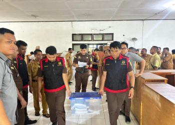 Tim Penyidik Kejaksaan Negeri Lembata menyita dokumen proyek di Bidang Bina Marga Dinas PUPR Kabupaten Lembata usai melakukan penggeledahan, Senin, 20 Oktober 2025.