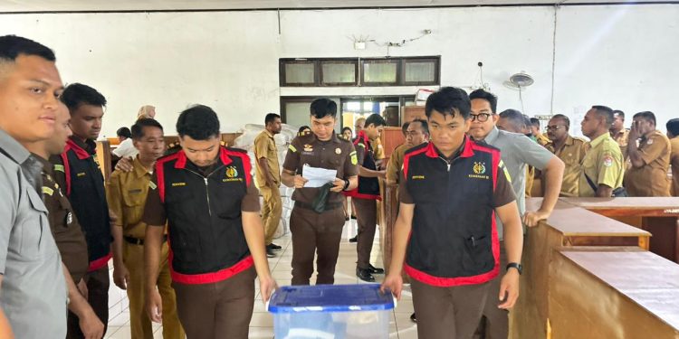 Tim Penyidik Kejaksaan Negeri Lembata menyita dokumen proyek di Bidang Bina Marga Dinas PUPR Kabupaten Lembata usai melakukan penggeledahan, Senin, 20 Oktober 2025.