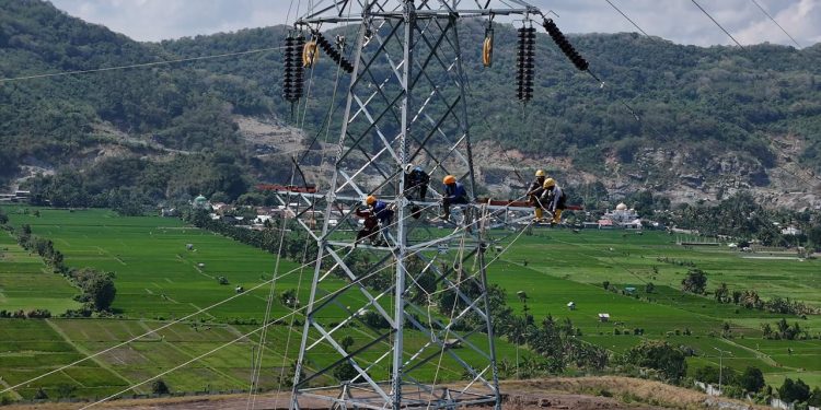 SUTT 150 kV Jeranjang - Sekotong saat pelaksanaan stringing section 5 ( T.01 - T.04).