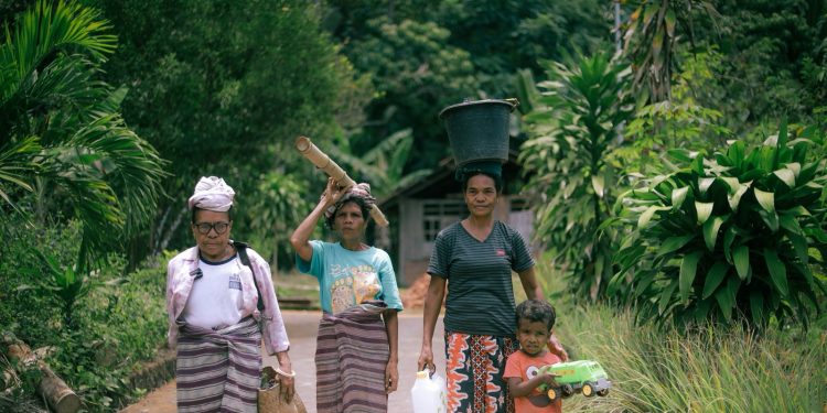 Masyarakat di Desa Nubahaeraka saat pergi untuk mengambil air di sumber mata air.