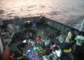 Para penumpang menggelar tikar di bagian belakang kapal untuk dijadikan tempat tidur karena tidak kebagian tempat tidur di dalam KMP Sabuk Nusantata 108 dalam pelayaran dari Lewoleba - Kupang, Senin, 6 September 2025.