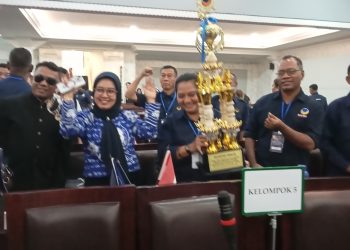 Kebahagiaan Kelompok NTT 5 Flores Timur, Alor, Lembata saat menerima piala sebagai kelompok terbaik dalam pembuatan program dan rencana aksi dalam Laga Perubahan Partai NasDem, Minggu, 12 Oktober 2025.