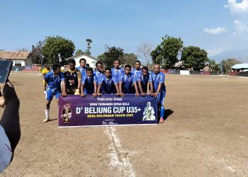 Tim Restorasi FC saat turun pada laga perdana di Turnamen D'Beliung Cup U-35+ di lapangan Desa Kolipadan, Kecamatan Ile Ape, Jumat, 31 Oktober 2025.
