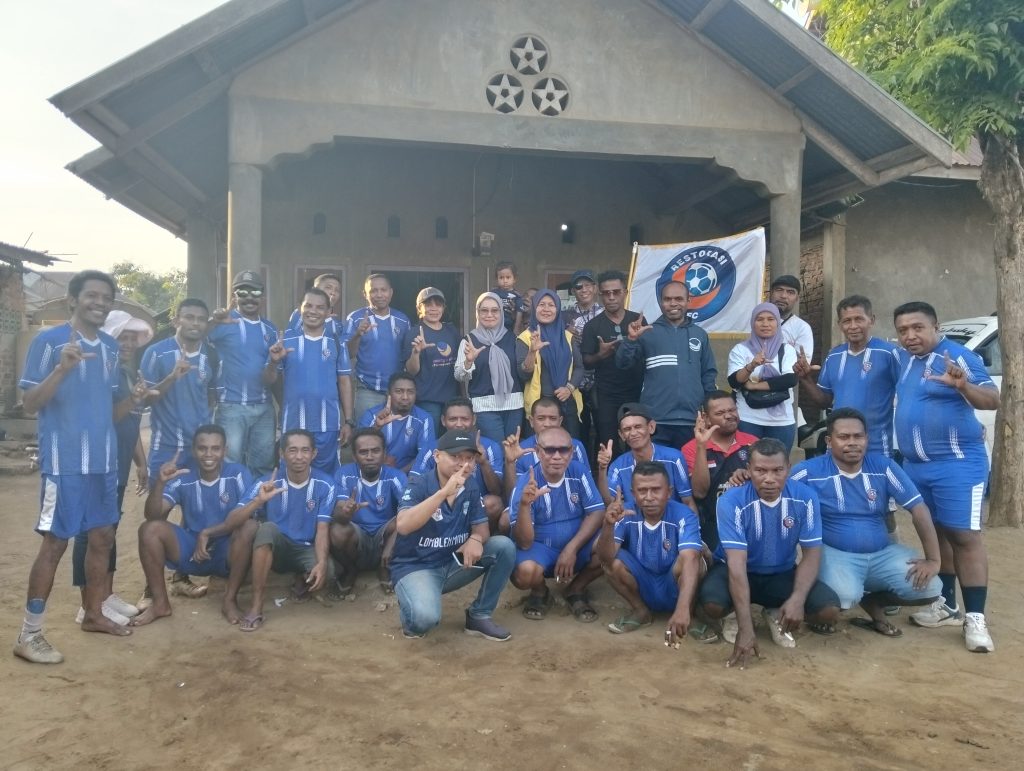 Tim Restorasi FC saat foto bersama manager, official, dan pelatih usai laga dalam Turnamen D'Beliung Cup U-35+, Jumat, 31 Oktober 2025.