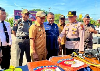 Wakil Bupati Lembata Muhamad Nasir dan Ketua DPRD Lembata Syafrudin Sira saat hadir mengikuti apel siaga bencana di Mapolres Lembata.