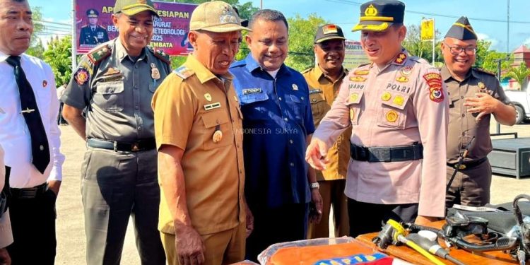 Wakil Bupati Lembata Muhamad Nasir dan Ketua DPRD Lembata Syafrudin Sira saat hadir mengikuti apel siaga bencana di Mapolres Lembata.
