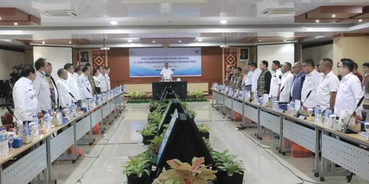Gubernur NTT Emanuel Melkiades Laka Lena dalam RUPS LB PT Bank Pembangunan Daerah Nusa Tenggara Timur (Bank NTT) pada Rabu, 12 November 2025 resmi menetapkan jajaran direksi dan komisaris baru.