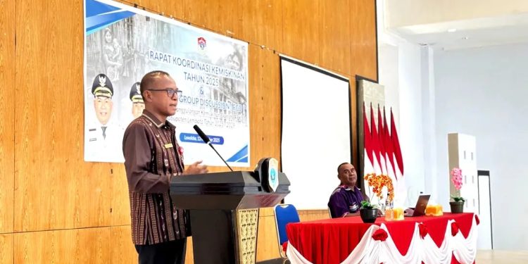 Asisten Administrasi Umum (Asisten 3) Sekda Lembata Yohanes Berchamans Daniel Dai mewakili Bupati Lembata membuka secara resmi Rapat Koordinasi Penanggulangan Kemiskinan Kabupaten Lembata sekaligus Forum Diskusi Group Penyusunan Dokumen Rencana Penanggulangan Kemiskinan Daerah (RPKD) Tahun 2025–2029, Kamis, 13 November 2025.