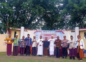 Tokoh lintas agama saat menghadiri karnaval dan pentas seni dalam rangka peringatan Hari Toleransi Internasional di Taman Kota Swaolsa Titen, Lewoleba, Minggu, 16 November 2025.