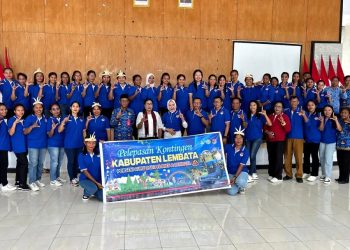 Kontingen Porseni Lembata dilepas Asisten 3 Sekda Lembata Yohanes Berchamans Daniel Dai di aula kantor Bupati Lembata, Senin, 17 November 2025.