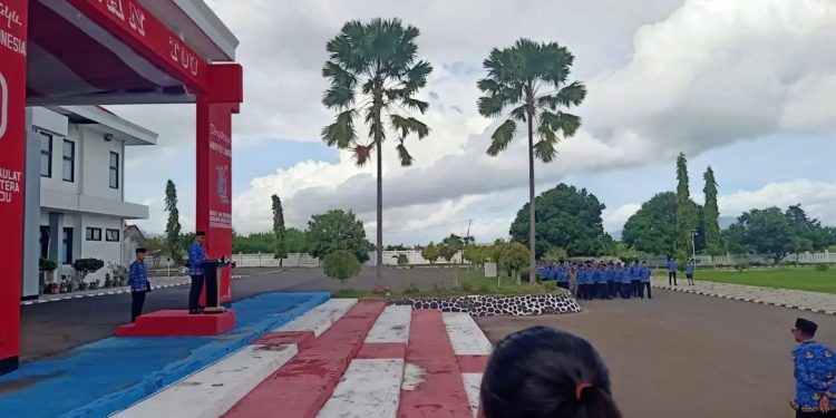 Sekretaris Daerah (Sekda) Lembata Paskalis Ola Tapobali memimpin apel kesadaran, Senin, 17 November 2025 di halaman kantor Bupati Lembata.