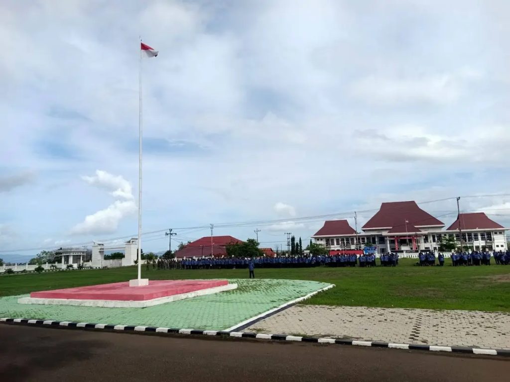 ASN lingkup Pemkab Lembata saat mengikuti apel kesadaran di halaman kantor Bupati Lembata, Senin, 17 November 2025.