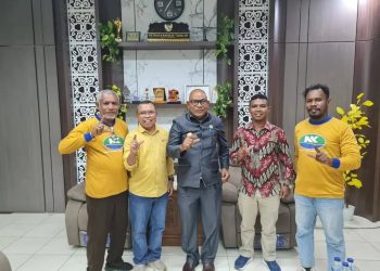 Bupati Lembata P Kanisius Tuaq saat bertemu para petani yang diwadahi PT SMJ di ruang kerjanya. Bupati Kanis Tuaq mengapresiasi kerja-kerja PT SMJ membantu petani di Lembata.