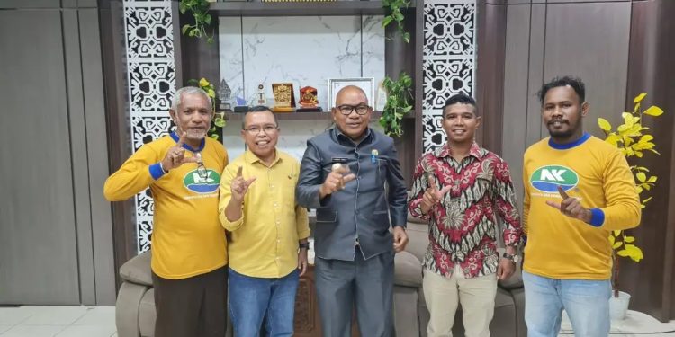 Bupati Lembata P Kanisius Tuaq saat bertemu para petani yang diwadahi PT SMJ di ruang kerjanya. Bupati Kanis Tuaq mengapresiasi kerja-kerja PT SMJ membantu petani di Lembata.