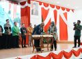 Bupati Lembata P Kanisius Tuaq menandatangani komitmen bersama antara Pemerintah Provinsi dan seluruh kepala daerah saat Raker Pemerintah Provinsi di Kupang, 21 November 2025.