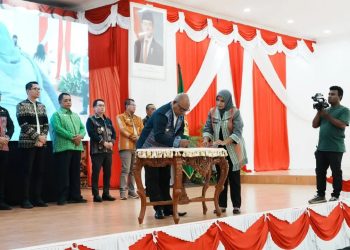 Bupati Lembata P Kanisius Tuaq menandatangani komitmen bersama antara Pemerintah Provinsi dan seluruh kepala daerah saat Raker Pemerintah Provinsi di Kupang, 21 November 2025.