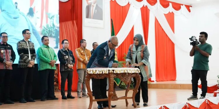 Bupati Lembata P Kanisius Tuaq menandatangani komitmen bersama antara Pemerintah Provinsi dan seluruh kepala daerah saat Raker Pemerintah Provinsi di Kupang, 21 November 2025.