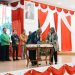 Bupati Lembata P Kanisius Tuaq menandatangani komitmen bersama antara Pemerintah Provinsi dan seluruh kepala daerah saat Raker Pemerintah Provinsi di Kupang, 21 November 2025.