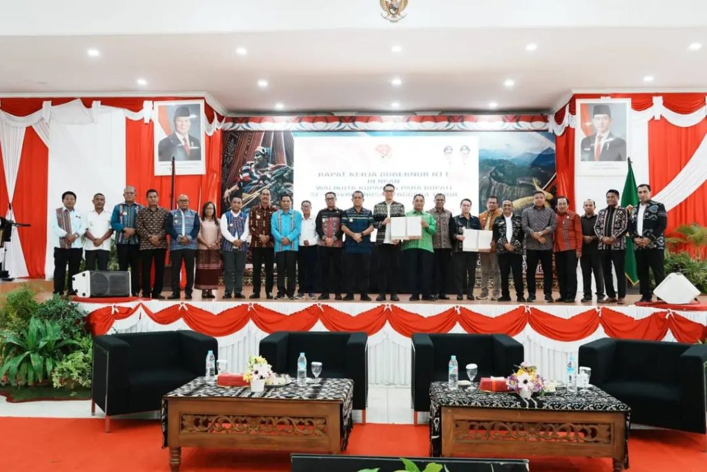 Gubernur NTT Emanuel Melkiades Laka Lena foto bersama para bupati/wali kota usai Raker Pemprov NTT di aula Rumah Jabatan Gubernur NTT, 21 November 2025.