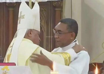 Mgr Emeritus Fransiskus Kopong Kung merangkul Uskup terpilih Mgr Yohanes Hans Monteiro usai pengumuman pengangkatan Uskup baru Keuskupan Larantuka, Sabtu, 22 November 2025.