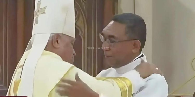 Mgr Emeritus Fransiskus Kopong Kung merangkul Uskup terpilih Mgr Yohanes Hans Monteiro usai pengumuman pengangkatan Uskup baru Keuskupan Larantuka, Sabtu, 22 November 2025.