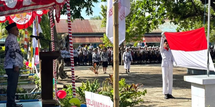 Bupati Lembata P Kanisius Tuaq memimpin apel peringatan Hari Guru Nasional di lapangan SMPS St. Pius X Lewoleba, Selasa, 25 November 2025.