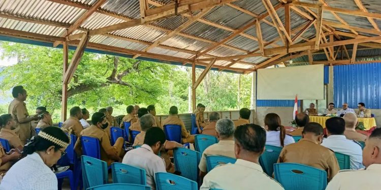 Bupati Lembata P Kanisius Tuaq memimpin rapat evaluasi capaian PAD.