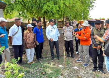 Bupati Lembata P Kanisius Tuaq bersama BNPB melakukan survei lokasi pembangunan sumur bor di Desa Kaohua dan Tubungwalang, Kecamatan Buyasuri, Rabu, 26 November 2025.