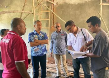 Wabup Muhamad Nasir didampingi Kepala Dinas Pendidikan Kabupaten Lembata Wenseslaus Ose, serta Kepala Bidang Teknis PUPR, Petrus P. Koli meninjau proyek revitalisasi sekolah yang dibiayai dari APBN.