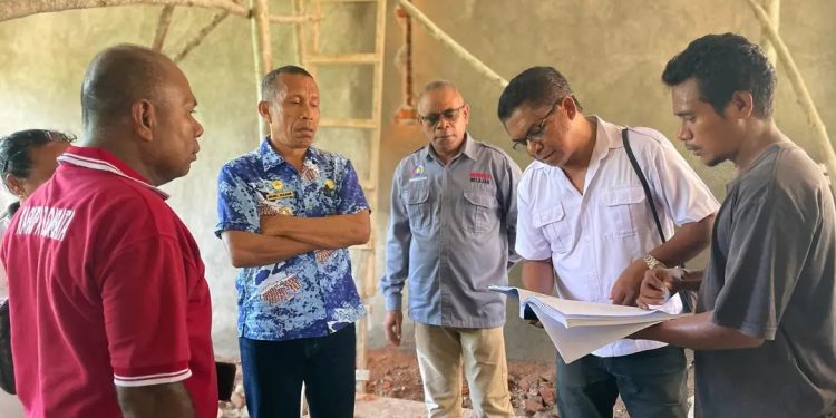 Wabup Muhamad Nasir didampingi Kepala Dinas Pendidikan Kabupaten Lembata Wenseslaus Ose, serta Kepala Bidang Teknis PUPR, Petrus P. Koli meninjau proyek revitalisasi sekolah yang dibiayai dari APBN.
