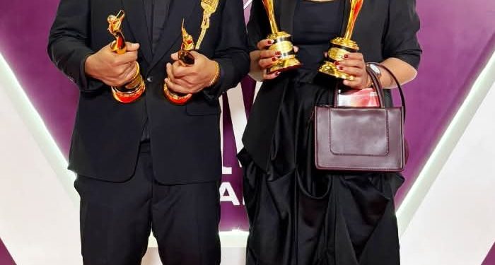 Siprianus Bhuka (kiri), pentolan Silent Open Up, pencipta lagu Tabola-bale memegang piala AMI Award, penghargaan lagu berbahasa daerah terbaik.