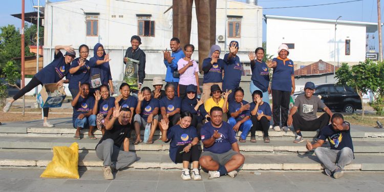 Jajaran pengurus DPD Partai NasDem dan Garnita foto bersama saat aksi jalan santai sambil pungut sampah di halaman Patung Anton Enga Tifaona, Simpang Lima Wangatoa, Kota Lewoleba, Sabtu, 1 November 2025 pagi.