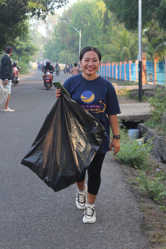 Garnita Lembata terlibat aktif dalam aksi jalan santai dan pungut sampah.