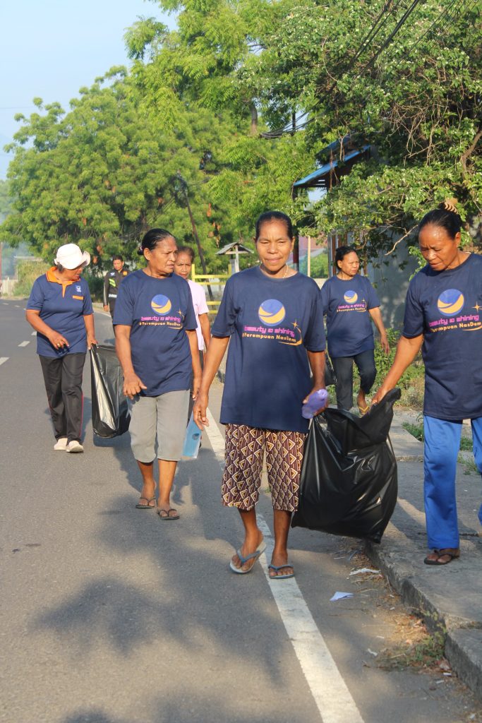 Aksi pungut sampah saat jalan santai yang digelar NasDem Lembata, Sabtu, 1 November 2025.
