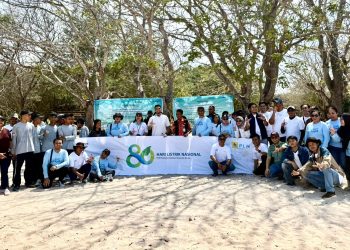 PLN, Politeknik KP Kupang, dan masyarakat Desa Lifuleo bergotong royong memungut berbagai jenis sampah yang berserakan di sepanjang bibir Pantai Oesina untuk kemudian dibuang ke tempat pembuangan akhir.