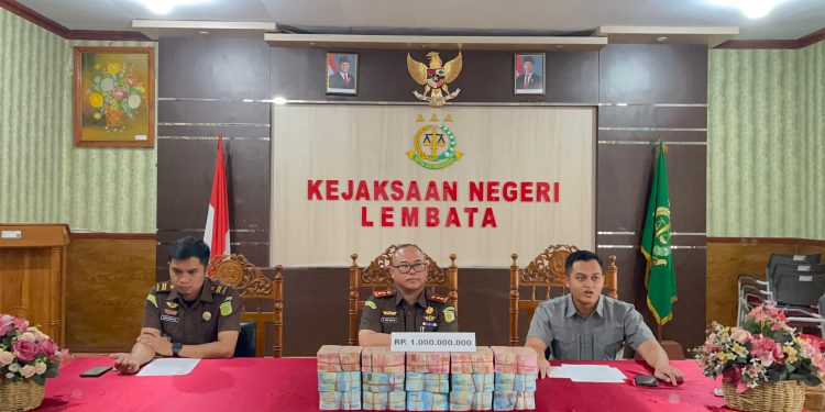 Kejaksaan Negeri Lembata menyetor uang kerugian negara ke kas negara sebesar Rp1 miliar. Uang itu sebelumnya disetor tersangka Aci Lely saat kasus itu mulai diproses hukum.