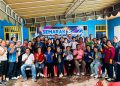 Ketua DPD Partai NasDem Lembata Yuni Damayanti dan jajaran pengurus DPD foto bersama para dokter dan tenaga kesehatan usai penyerahan sertifikat dan pemeriksaan kesehatan gratis serta donor darah di sekretariat DPD Partai NasDem Lembata, Minggu, 9 November 2025.