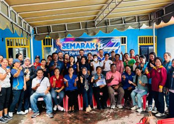 Ketua DPD Partai NasDem Lembata Yuni Damayanti dan jajaran pengurus DPD foto bersama para dokter dan tenaga kesehatan usai penyerahan sertifikat dan pemeriksaan kesehatan gratis serta donor darah di sekretariat DPD Partai NasDem Lembata, Minggu, 9 November 2025.