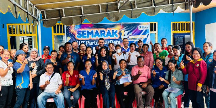 Ketua DPD Partai NasDem Lembata Yuni Damayanti dan jajaran pengurus DPD foto bersama para dokter dan tenaga kesehatan usai penyerahan sertifikat dan pemeriksaan kesehatan gratis serta donor darah di sekretariat DPD Partai NasDem Lembata, Minggu, 9 November 2025.