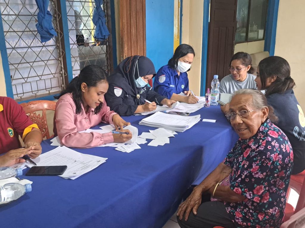 Seorang ibu sedang mendapatkan pelayanan pada kegiatan pemeriksaan kesehatan gratis yang diselenggarakan DPD Partai NasDem Lembata dalam rangka HUT ke-14 Partai NasDem.